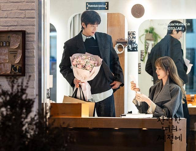 7 Detail Tersembunyi dalam Drakor In Your Radiant Season, Kamu Sadar?