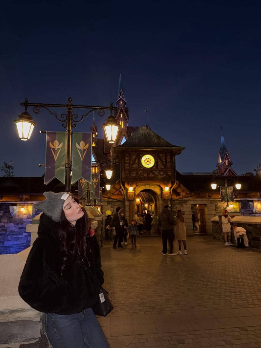 Natasha Ryder dan kekasih berlibur di Disneysea