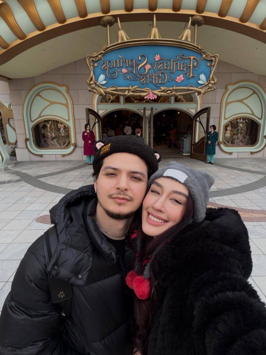 Natasha Ryder dan kekasih berlibur di Disneysea