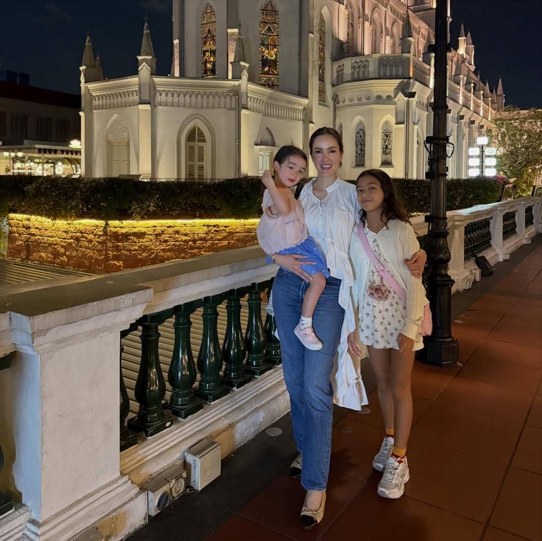 Cathy Sharon liburan keluarga di Singapura