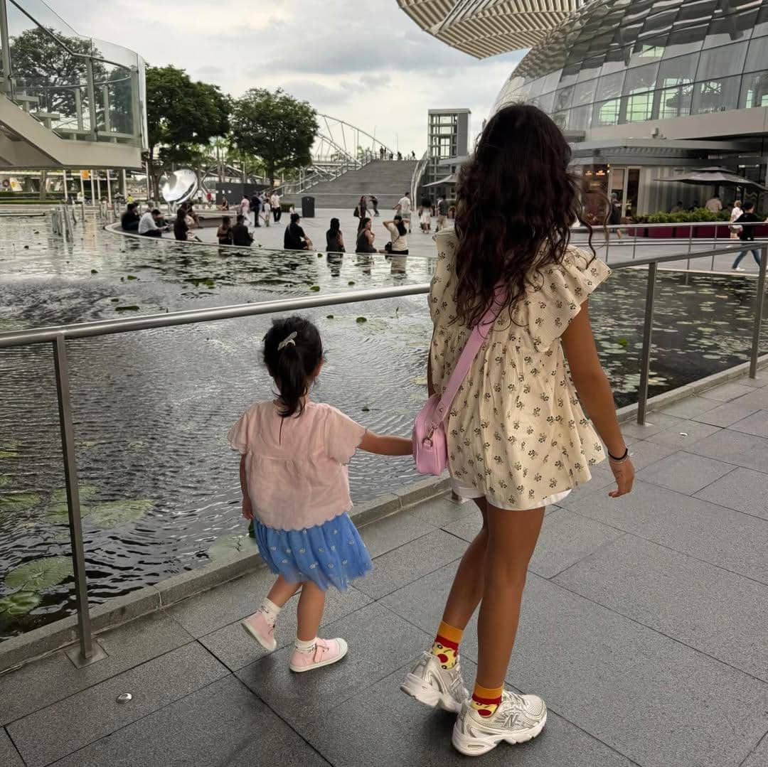 Cathy Sharon liburan keluarga di Singapura