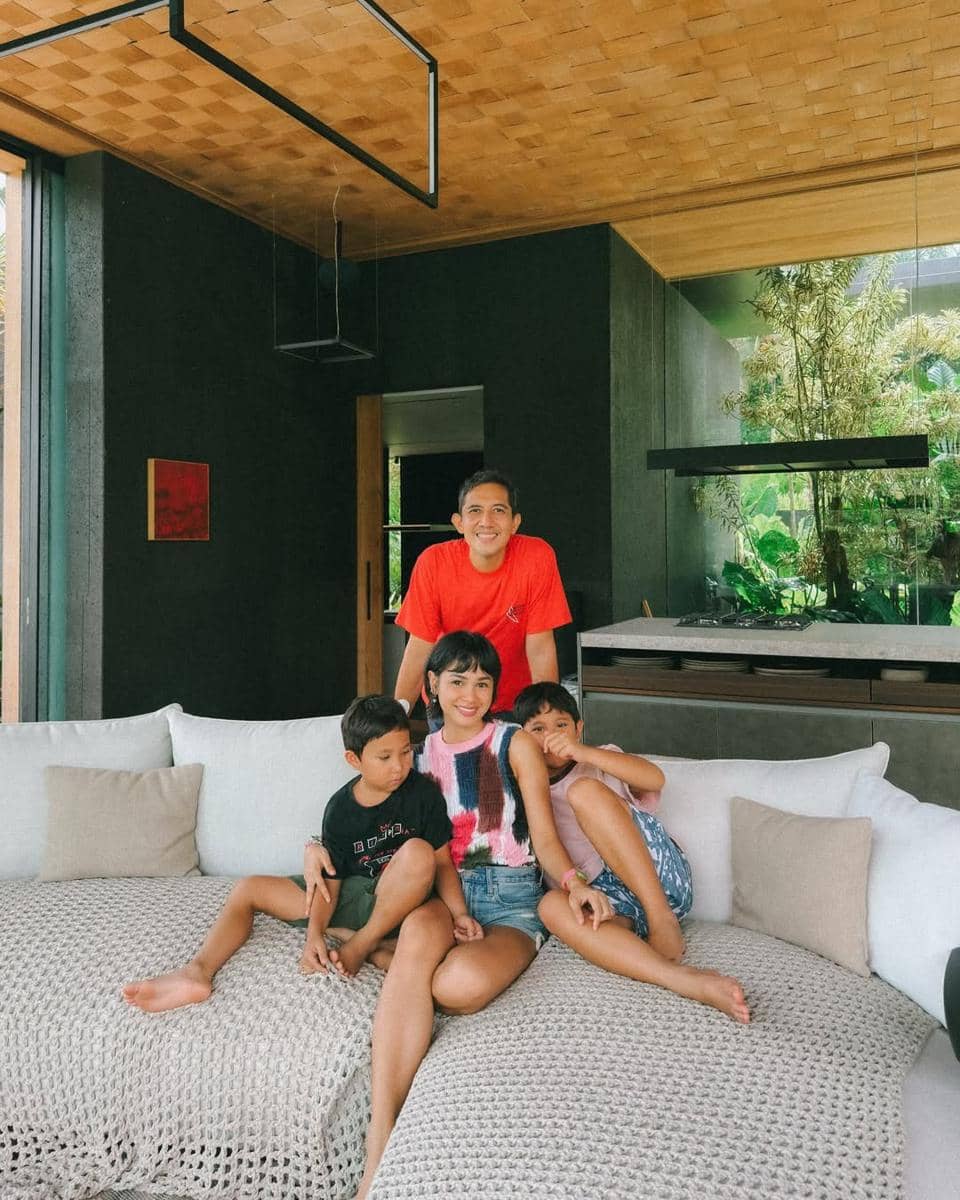 Andien Aisyah menikmati liburan santai di Villa Ubud