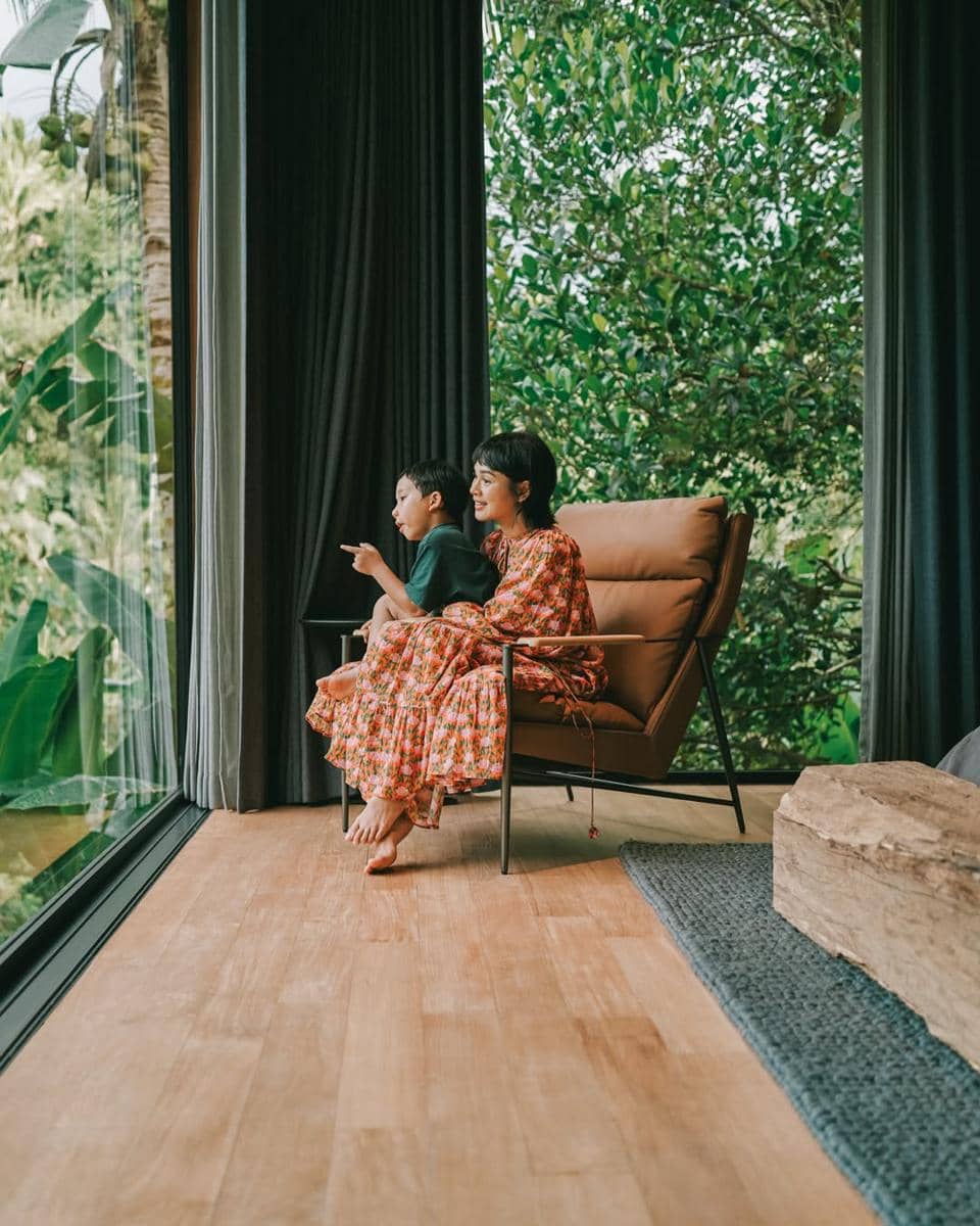Andien Aisyah menikmati liburan santai di Villa Ubud