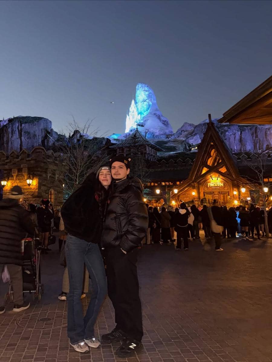 Natasha Ryder dan kekasih berlibur di Disneysea