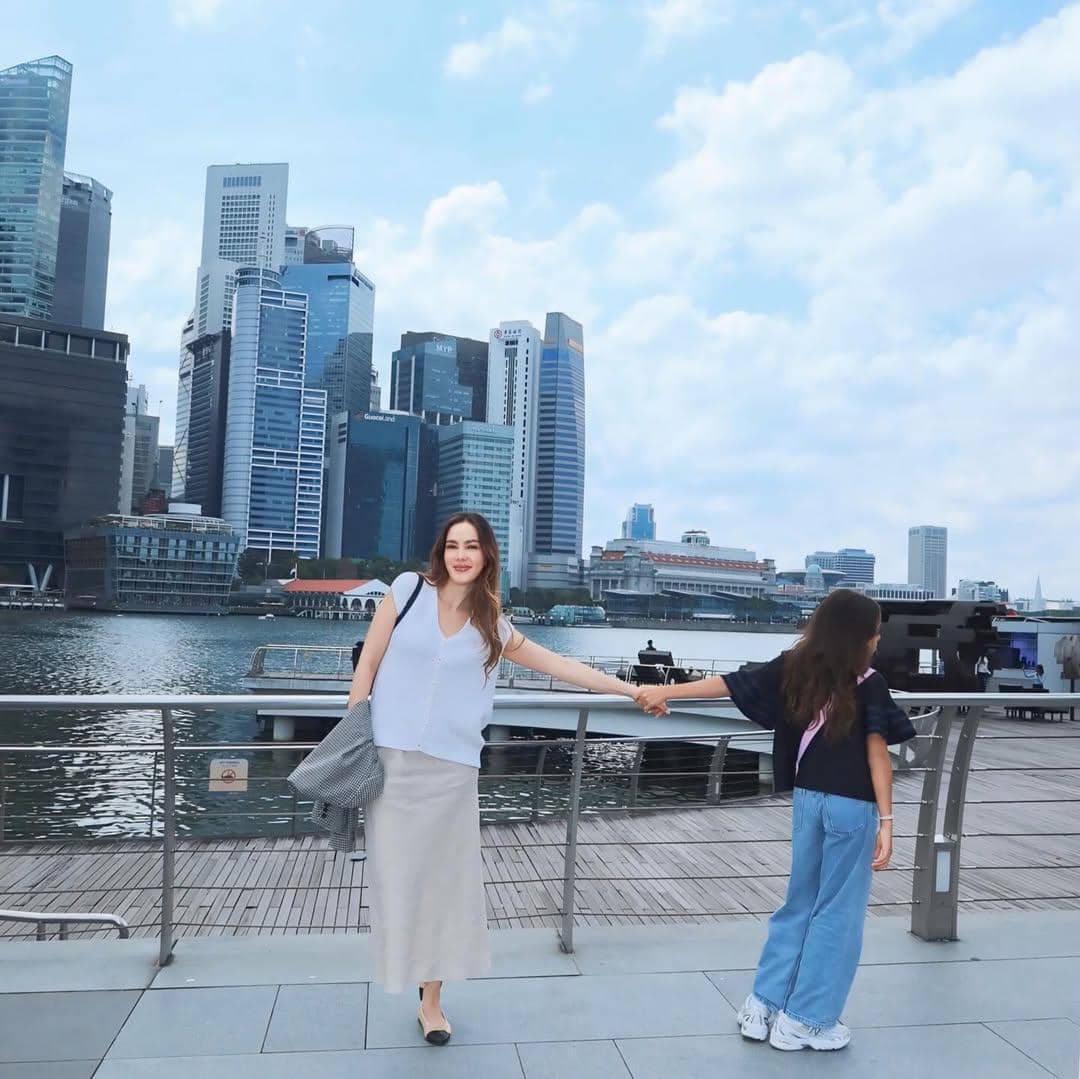 Cathy Sharon liburan keluarga di Singapura