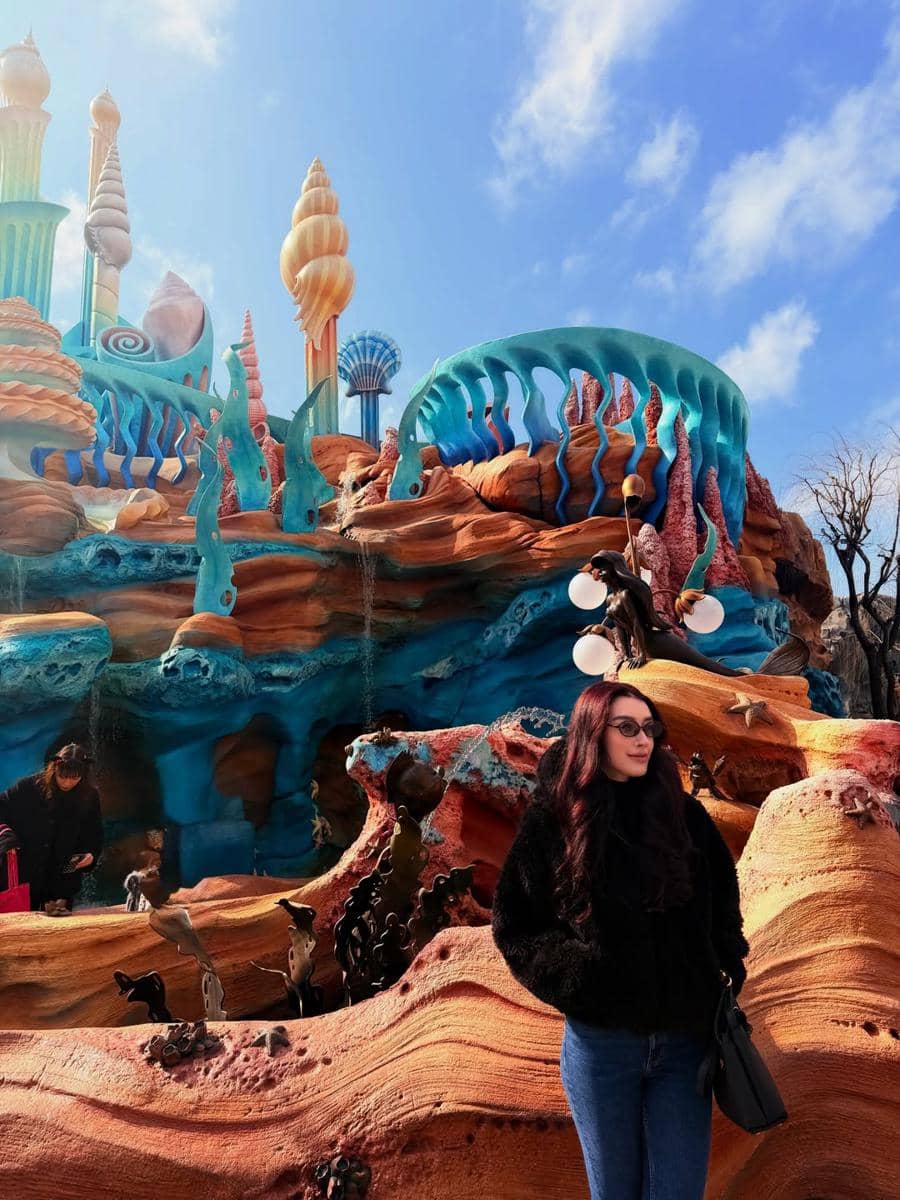 Natasha Ryder dan kekasih berlibur di Disneysea