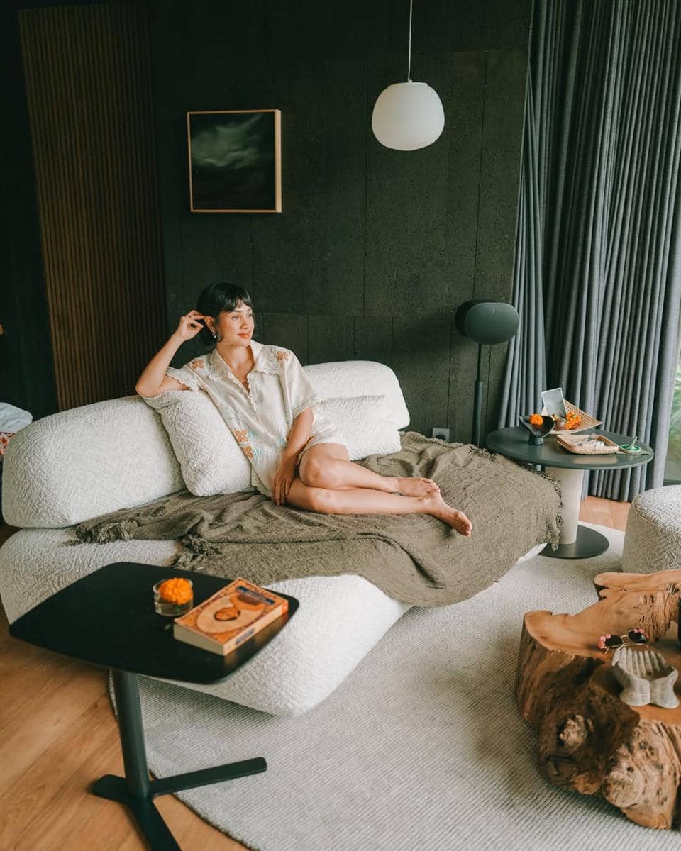 Andien Aisyah menikmati liburan santai di Villa Ubud