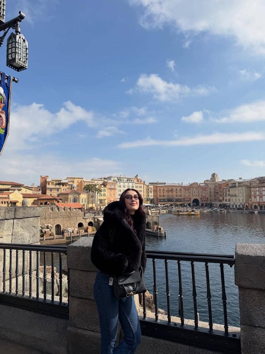 Natasha Ryder dan kekasih berlibur di Disneysea