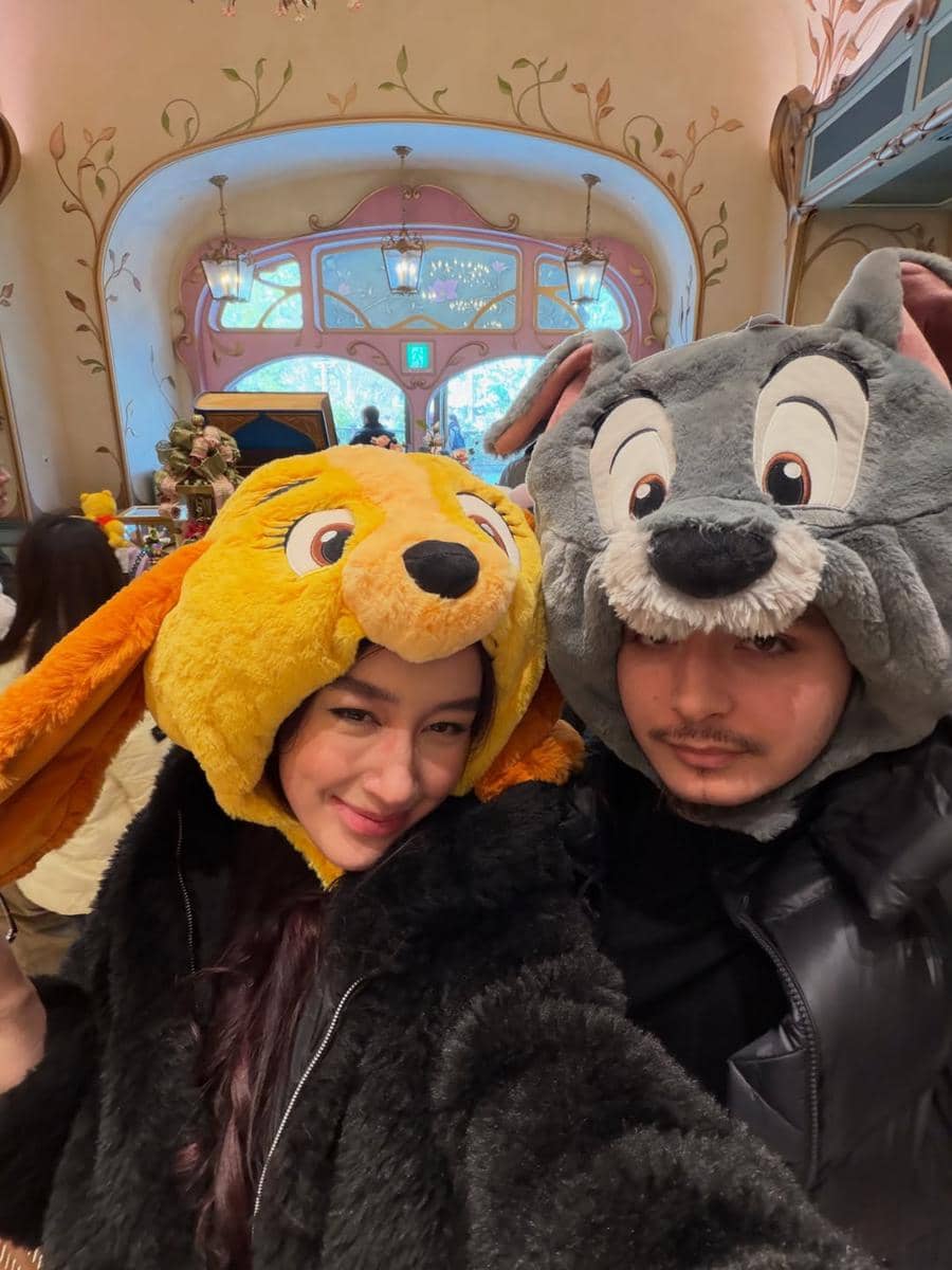 Natasha Ryder dan kekasih berlibur di Disneysea