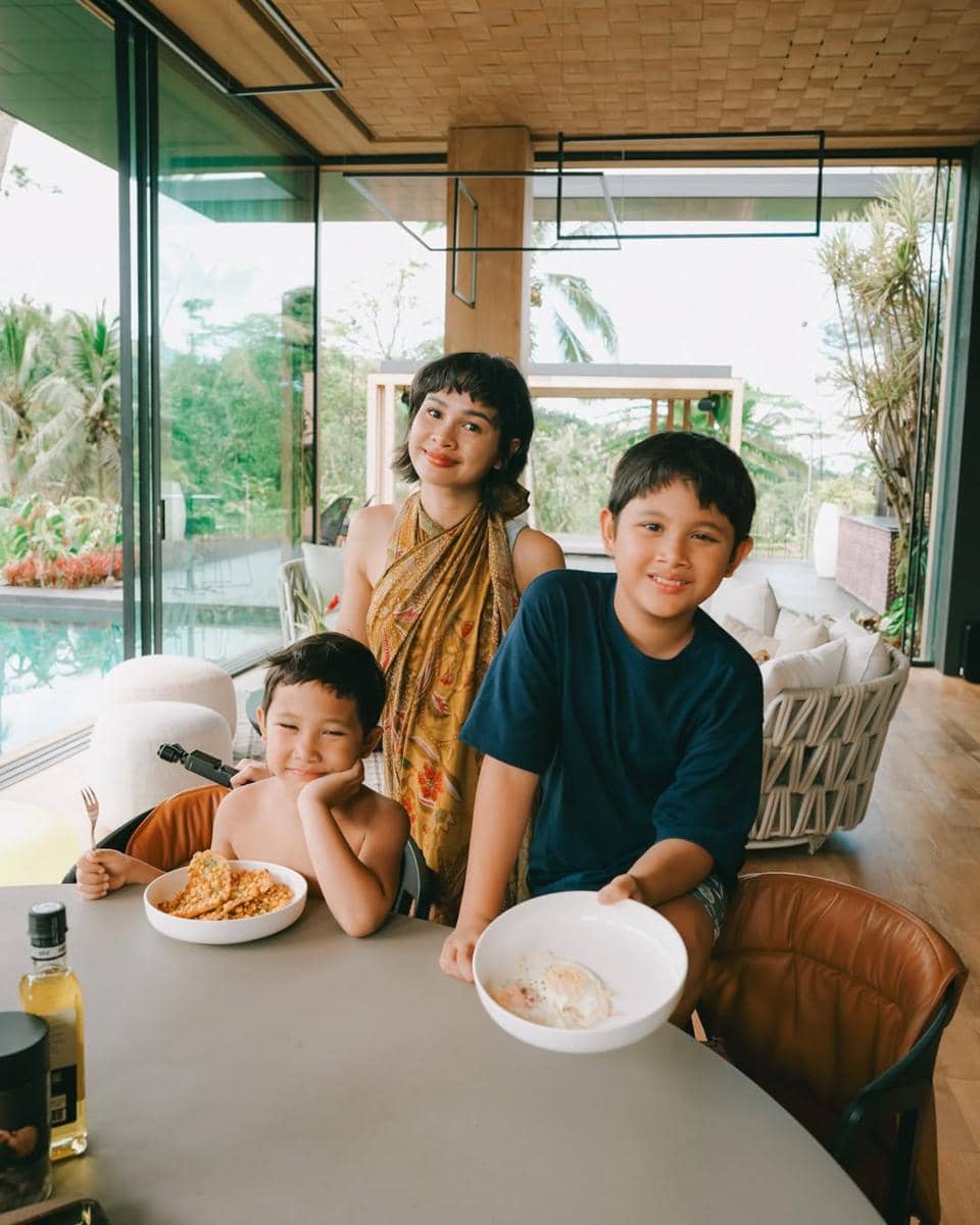 Andien Aisyah menikmati liburan santai di Villa Ubud