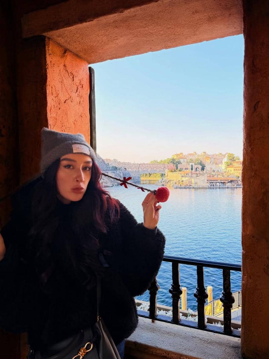 Natasha Ryder dan kekasih berlibur di Disneysea