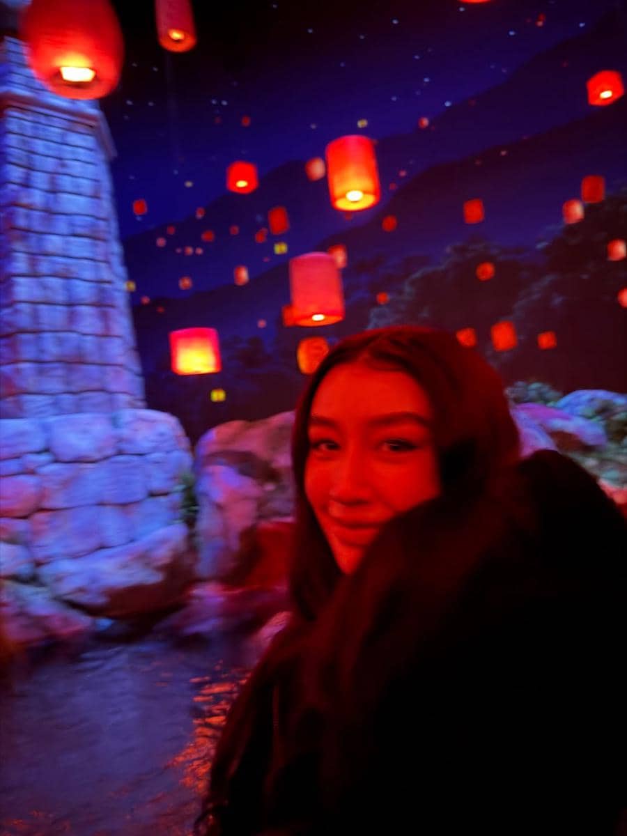 Natasha Ryder dan kekasih berlibur di Disneysea