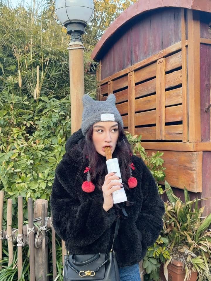 Natasha Ryder dan kekasih berlibur di Disneysea