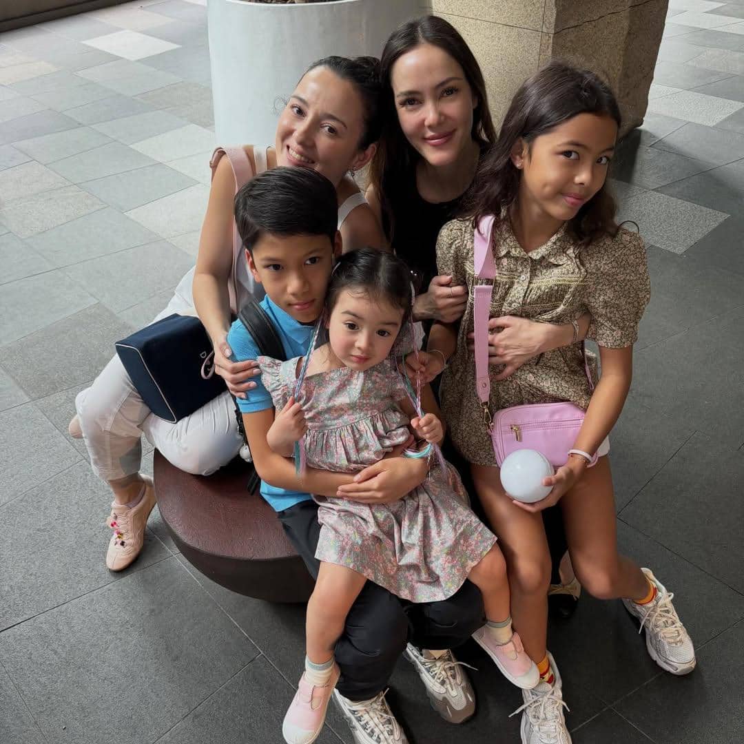 Cathy Sharon liburan keluarga di Singapura