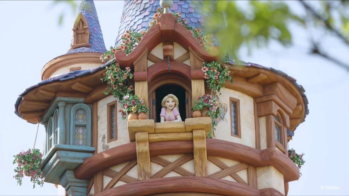 Tokyo DisneySea Turunkan Rapunzel dari Kastil akibat Serangan Gagak