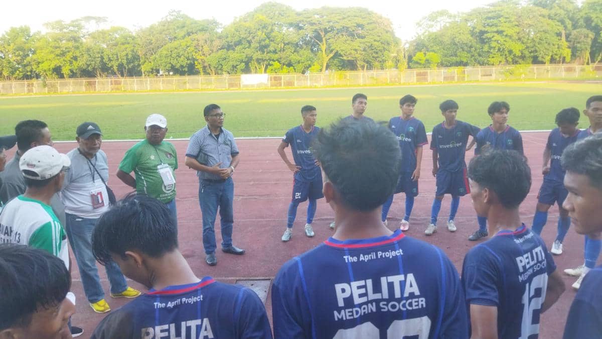 Presiden Klub Pelita Medan Soccer Benny Tomasoa memberi motivasi kepada skuat (IDN Times/Doni Hermawan)