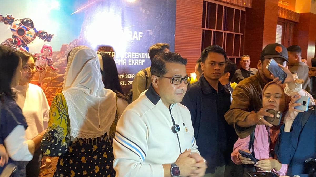 Menteri Ekonomi Kreatif Teuku Riefky Harsya usai nobar film ‘Pelangi di Mars’. 