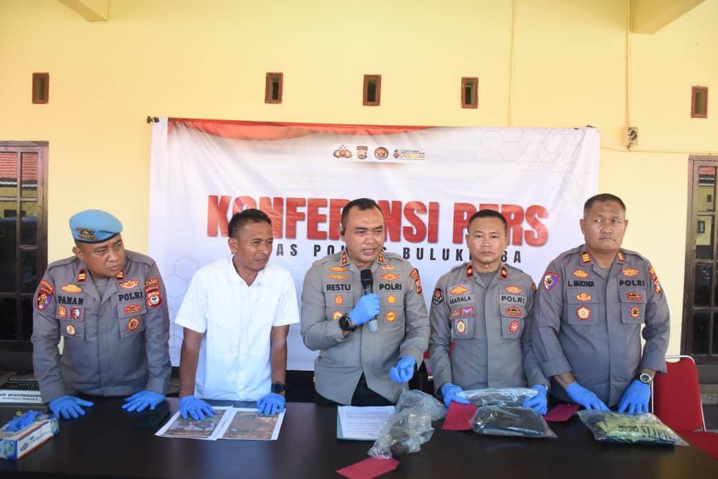 Kapolres Bulukumba, AKBP Restu Wijayanto (tengah) pada konferensi pers penangkapan pelaku pembunuhan, Rabu (1/4/2026). (Dok. Polres Bulukumba)