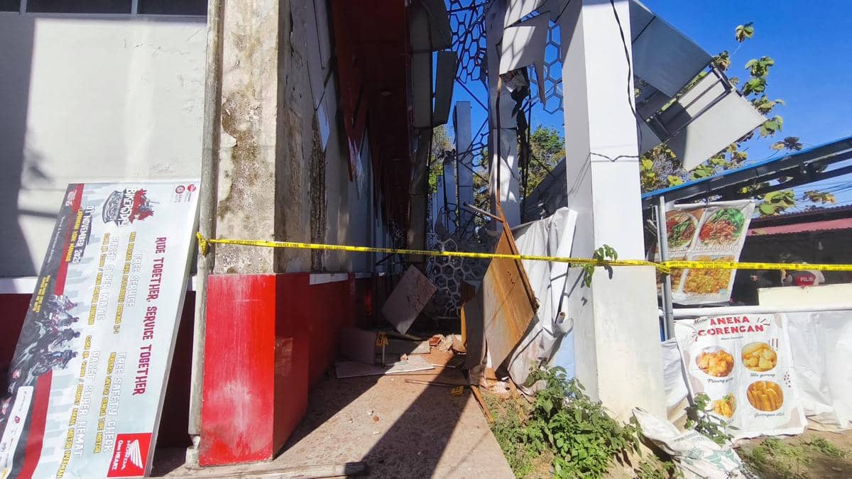 Salah satu bangunan rusak terdampak gempa bumi M 7,6 di Manado, Sulawesi Utara, Kamis pagi (2/4/2026). (IDN Times/Savi)