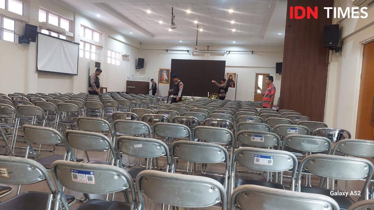 Polisi melakukan sterilisasi gereja di Tangerang menjelang Misa Paskah