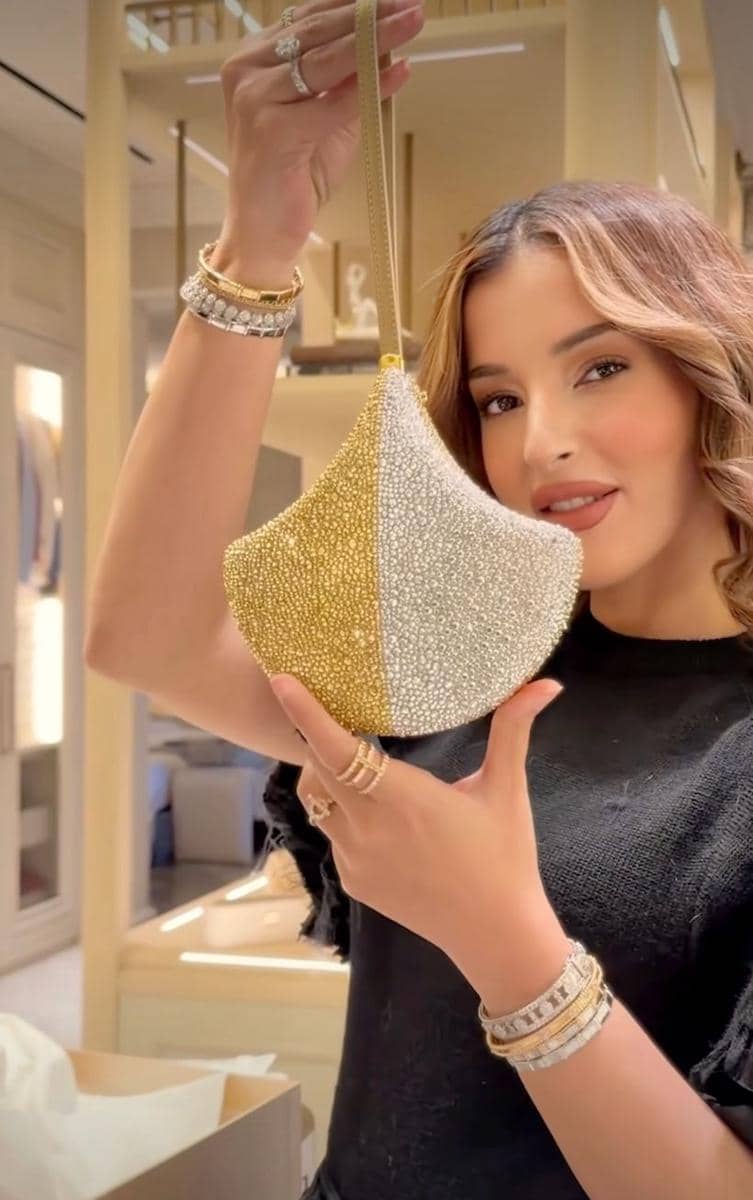 Detail Bvlgari Ginkgo Clutch Tasya Farasya (instagram.com/tasyafarasya)