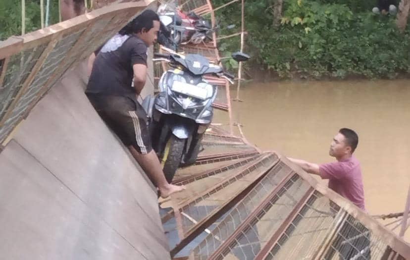 Jembatan di Sukabumi Putus, Empat Motor Tersangkut Satu Warga Jatuh