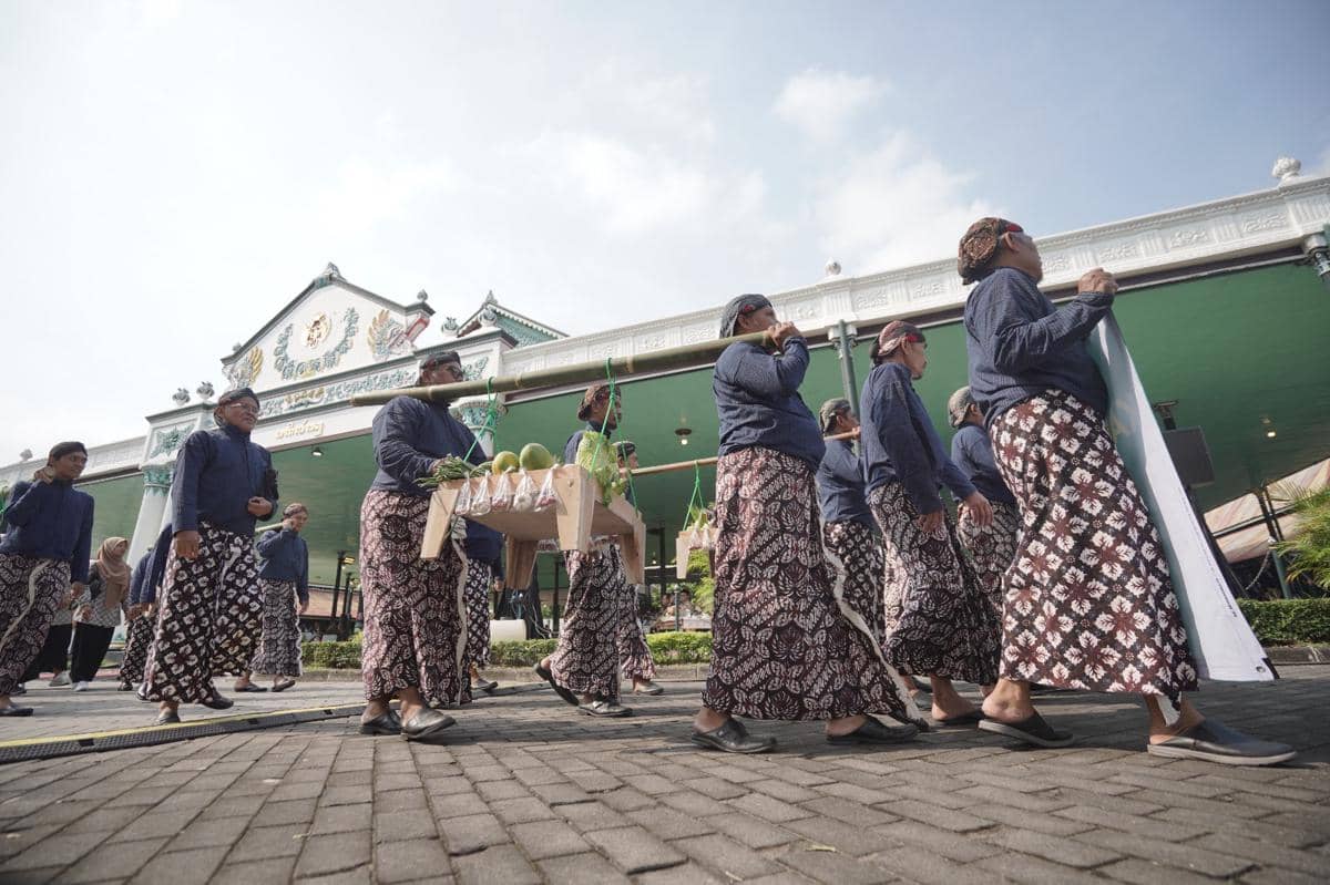 Raja Keraton Yogyakarta, Sri Sultan HB X merayakan ulang tahun ke-80 di Pagelaran Keraton Yogyakarta, Kamis (2/4/2026). 