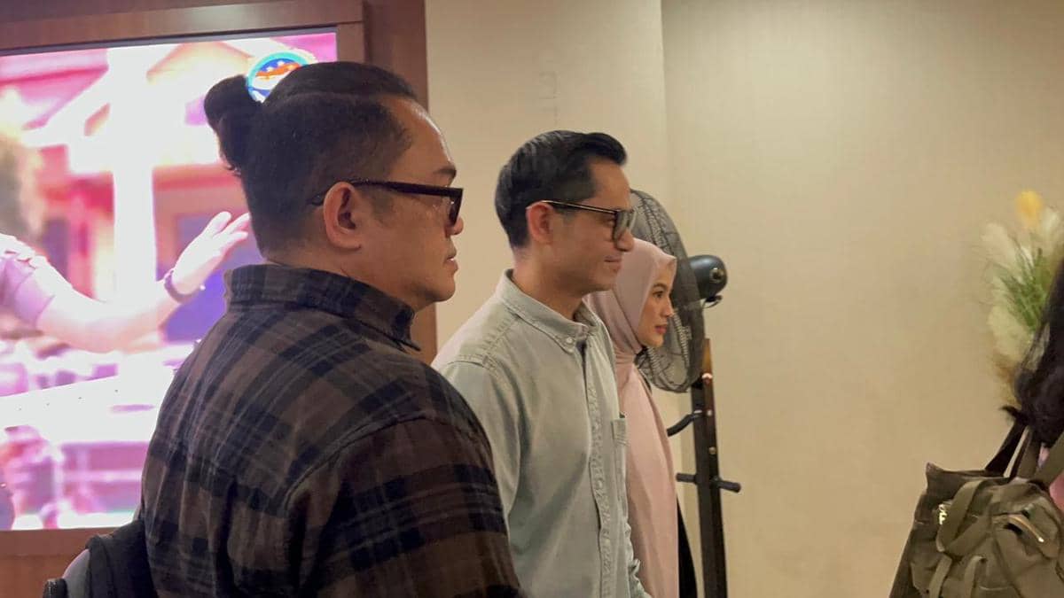 Dude Harlino dan istri saat tiba di Bareskrim Polri. 