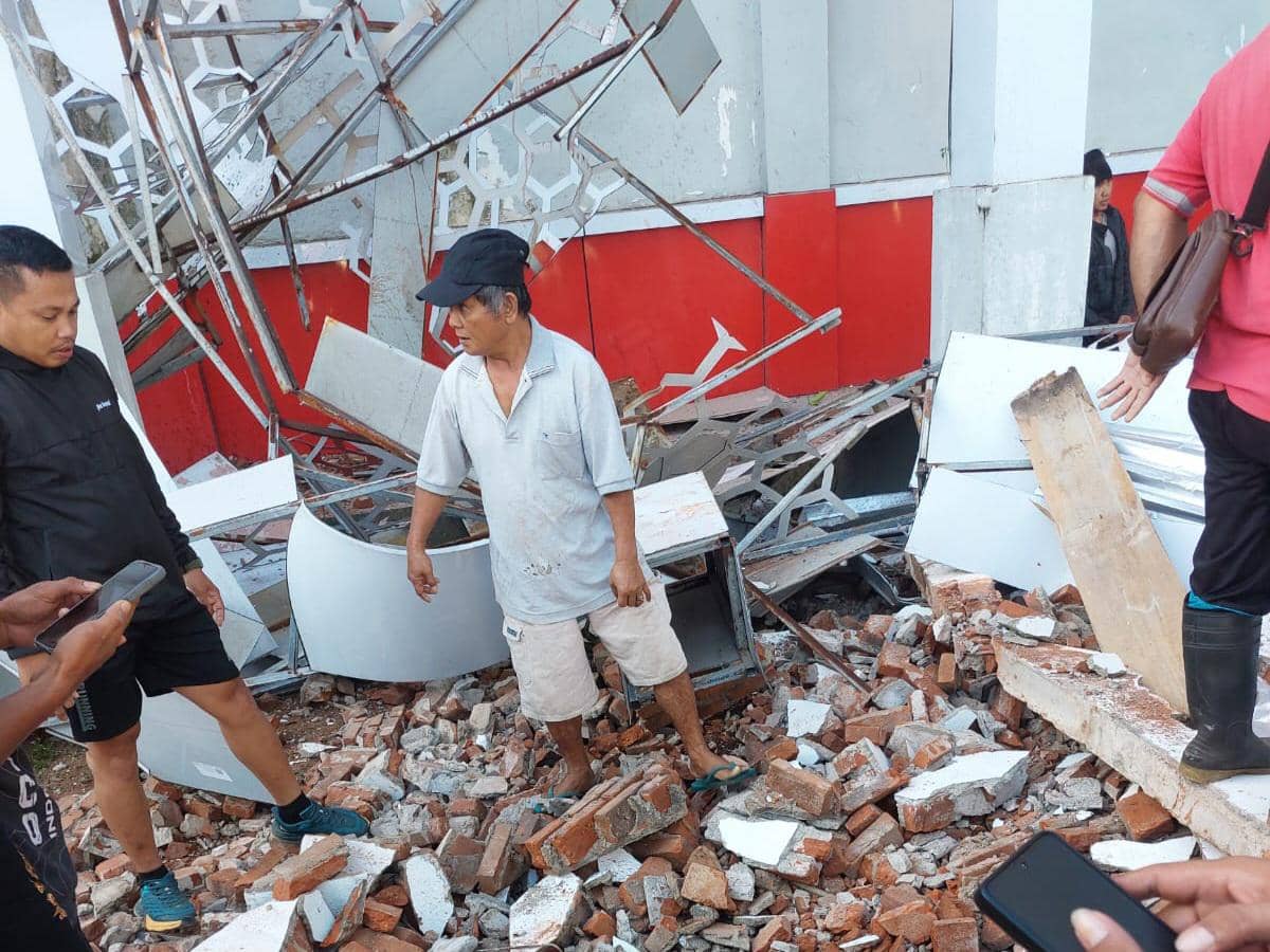 Warga berada di gedung GOR yang rusak akibat gempa bumi yang melanda Manado, Sulawesi Utara pada Kamis pagi (2/4/2026). (Dok. IDN Times/Istimewa)