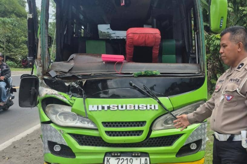 Bus Pengantin Terlibat Tabrakan Beruntun di Ngawi, 5 Orang Luka-luka