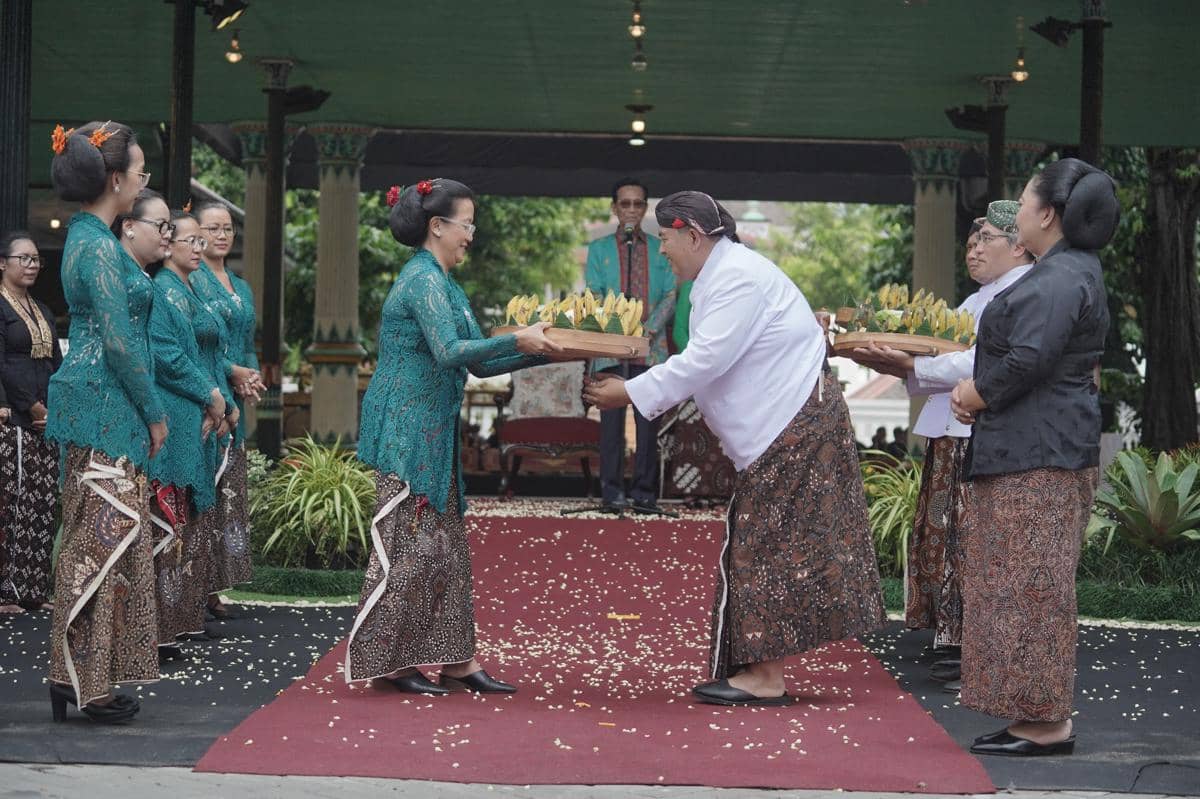 Raja Keraton Yogyakarta, Sri Sultan HB X merayakan ulang tahun ke-80 di Pagelaran Keraton Yogyakarta, Kamis (2/4/2026). 