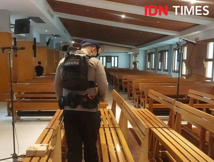 Polisi melakukan sterilisasi gereja di Tangerang menjelang Misa Paskah