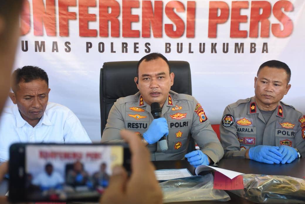 Kapolres Bulukumba, AKBP Restu Wijayanto pada konferensi pers penangkapan pelaku pembunuhan, Rabu (1/4/2026). (Dok. Polres Bulukumba)
