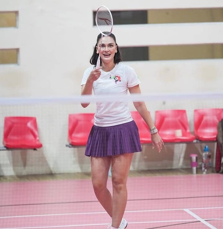 Cinta Laura - Luna Maya latihan badminton bareng