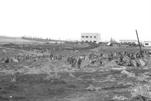 Para anggota Brigade Harel berkumpul sebelum Operasi Nachshon, April 1948.