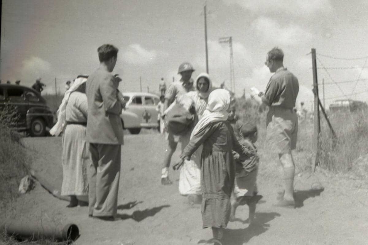 Perempuan Arab dari desa Palestina Tantura menyeberang ke Yordania di bawah pengawasan PBB dan Palang Merah selama Perang Arab-Israel tahun 1948