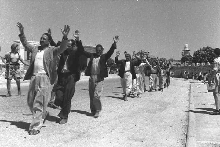 Warga Palestina di kota Ramle menyerah kepada pasukan Israel selama perang tahun 1948.