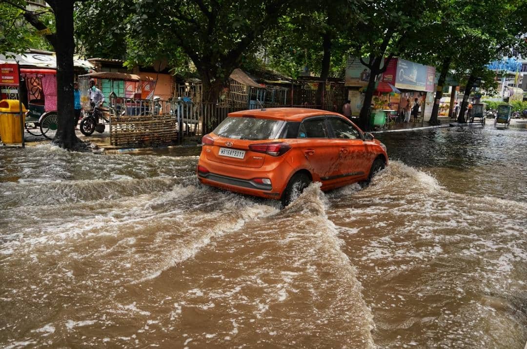 5 Tips Menghadapi Genangan Air saat Mengemudi, Tetap Tenang!