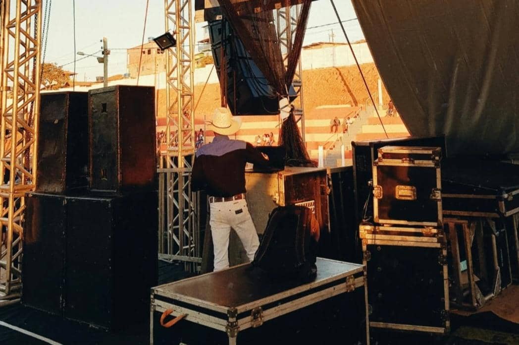 Ilustrasi mempersiapkan sound system untuk acara