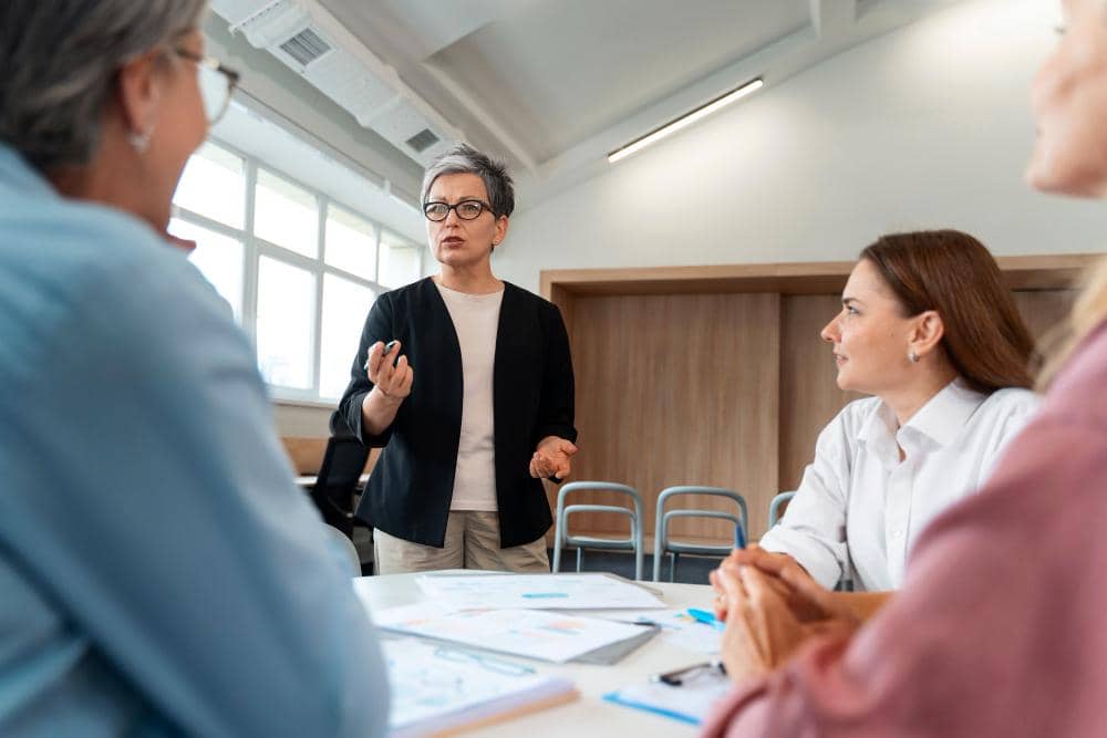 ilustrasi satu orang berbicara dominan, sementara yang lain diam atau hanya mendengarkan