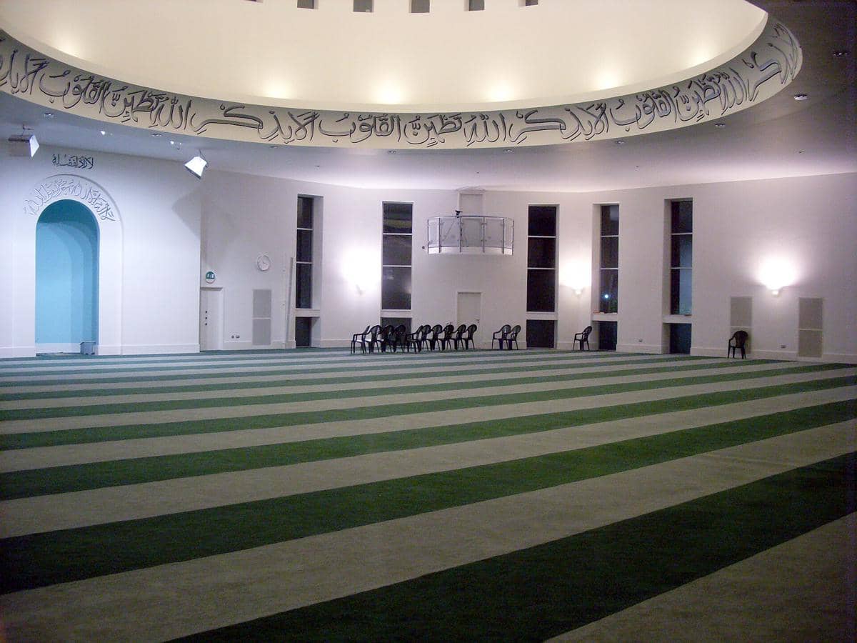 potret aula salat di dalam Masjid Baitul Futuh
