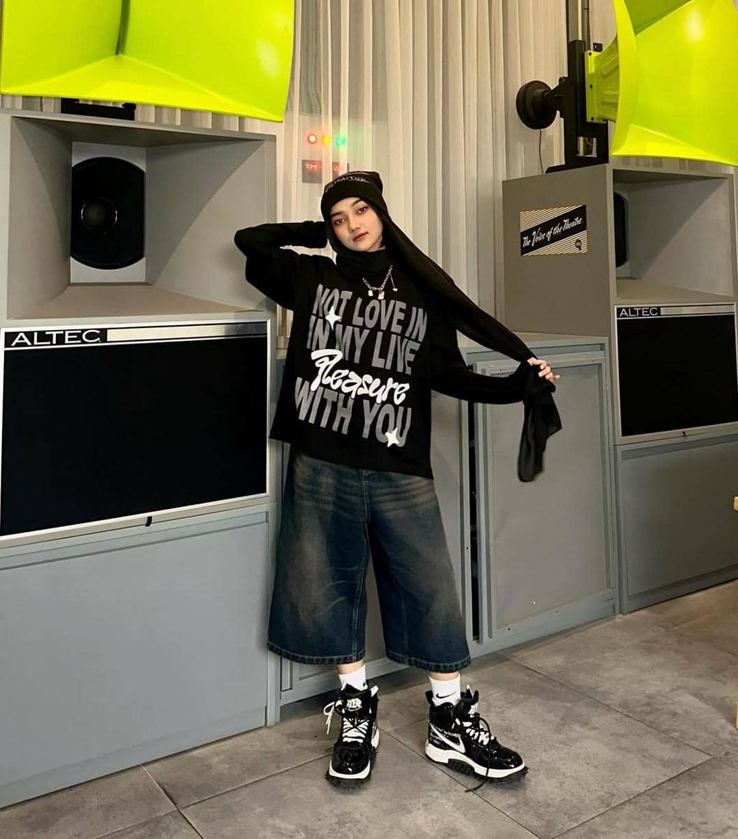 OOTD Pakai Jorts ala Tia Santika