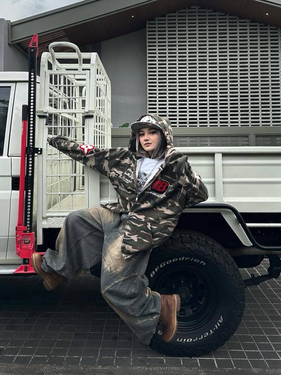 OOTD Barrel Jeans ala Tia Santika