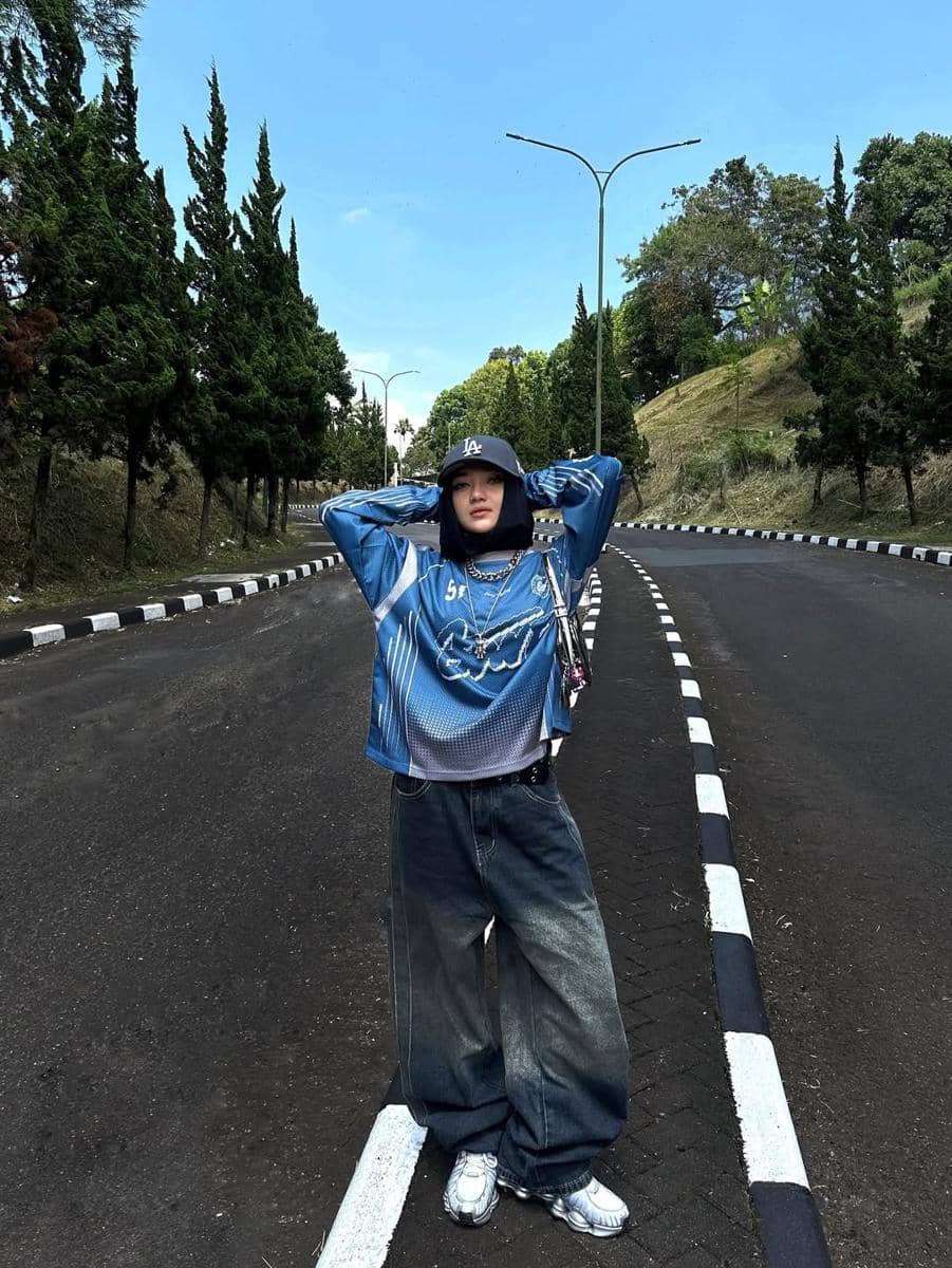 OOTD Barrel Jeans ala Tia Santika