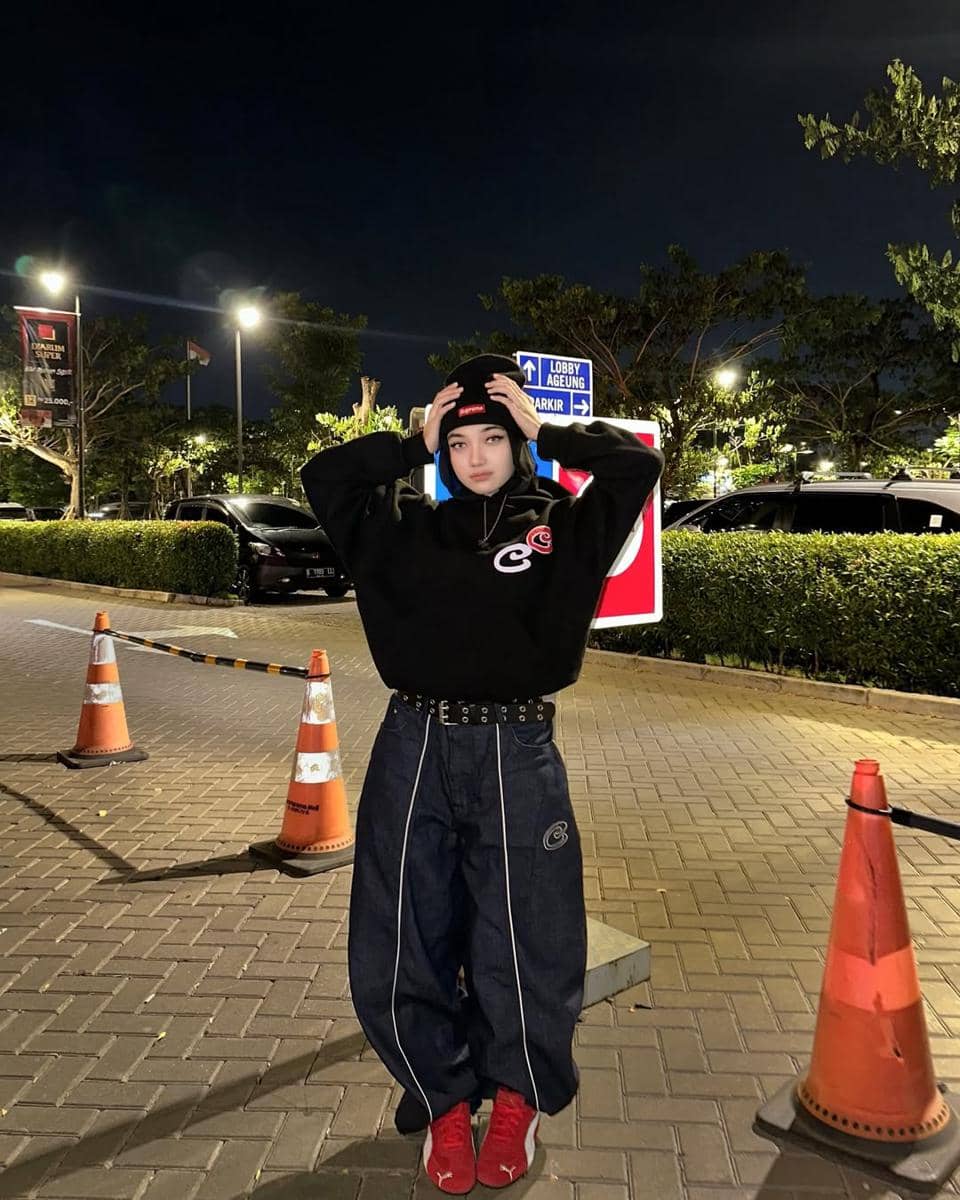 OOTD Barrel Jeans ala Tia Santika