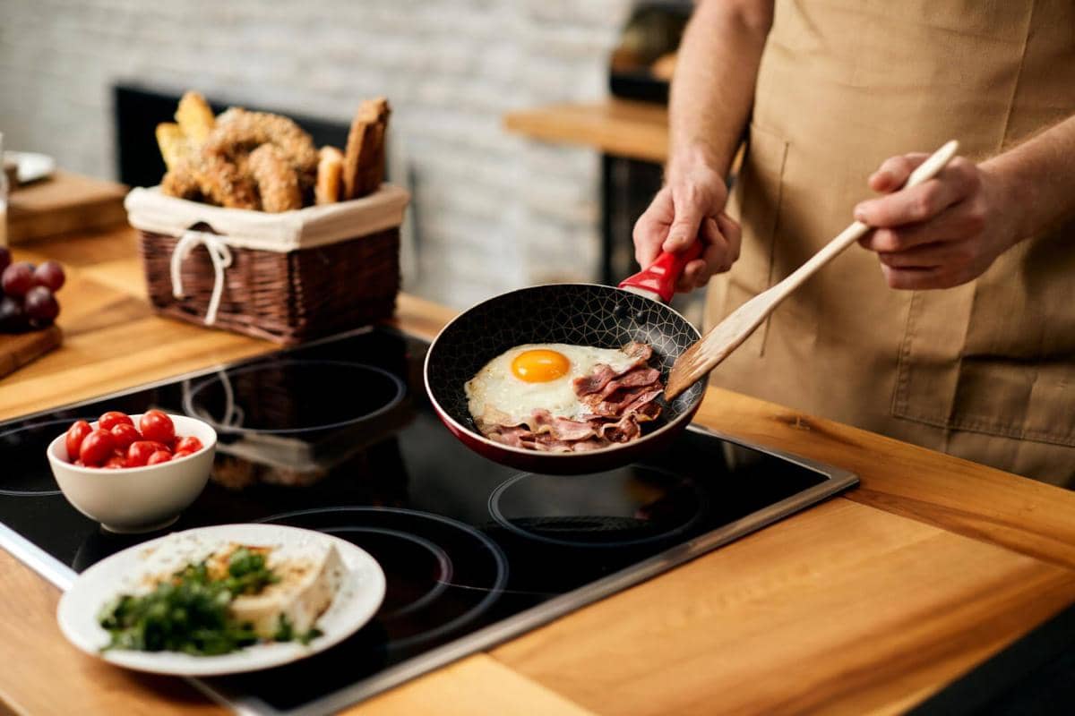 ilustrasi masak daging bacon dan telur