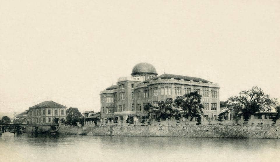 Gedung Promosi Industri Prefektur Hiroshima, yang dirancang oleh arsitek Ceko Jan Letzel dan selesai dibangun pada tahun 1915, yang kemudian dikenal sebagai Kubah Bom Atom.