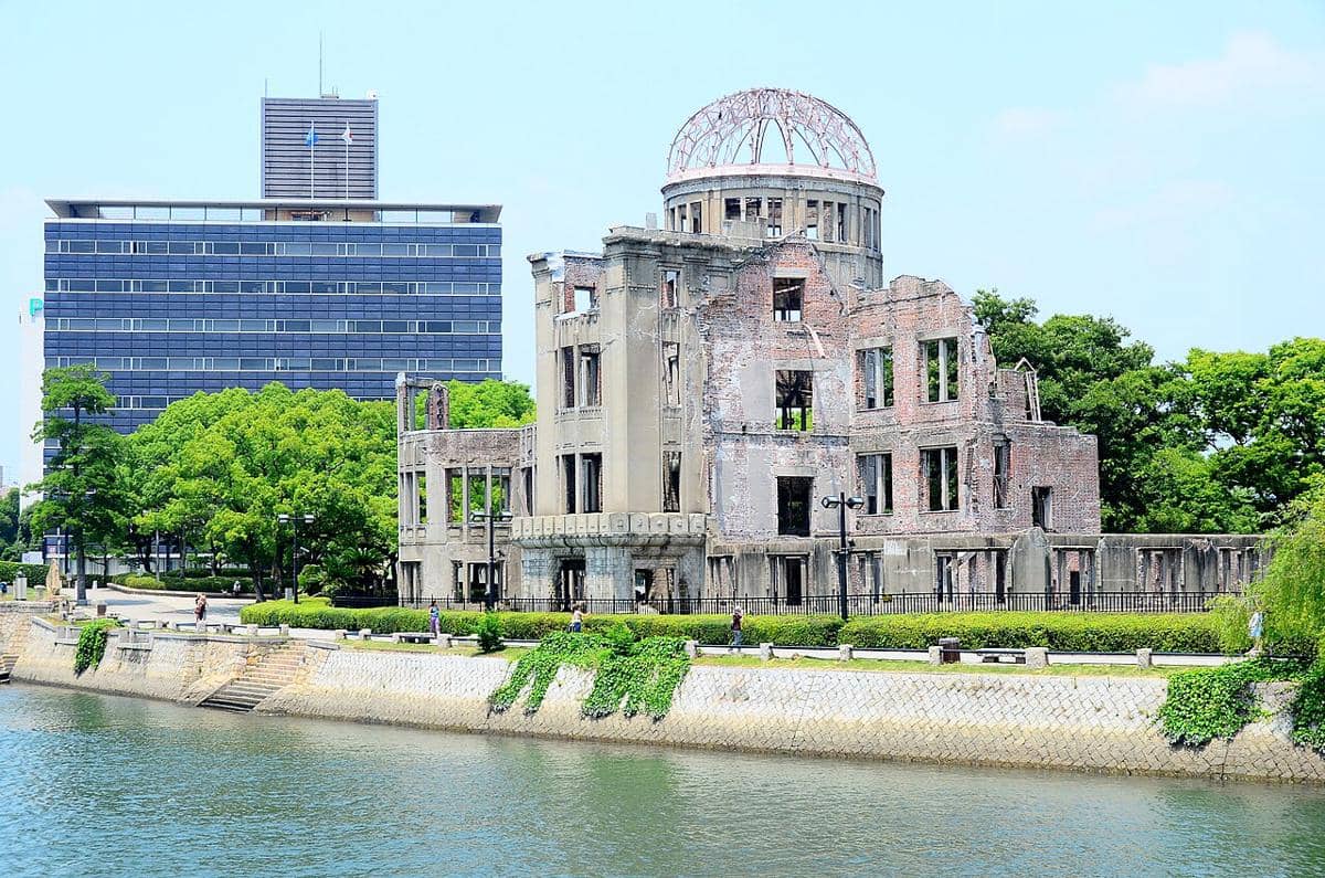 Monumen Perdamaian Hiroshima yang berada di dalam Taman Peringatan Perdamaian Hiroshima, tepat di tepi Sungai Motoyasu.