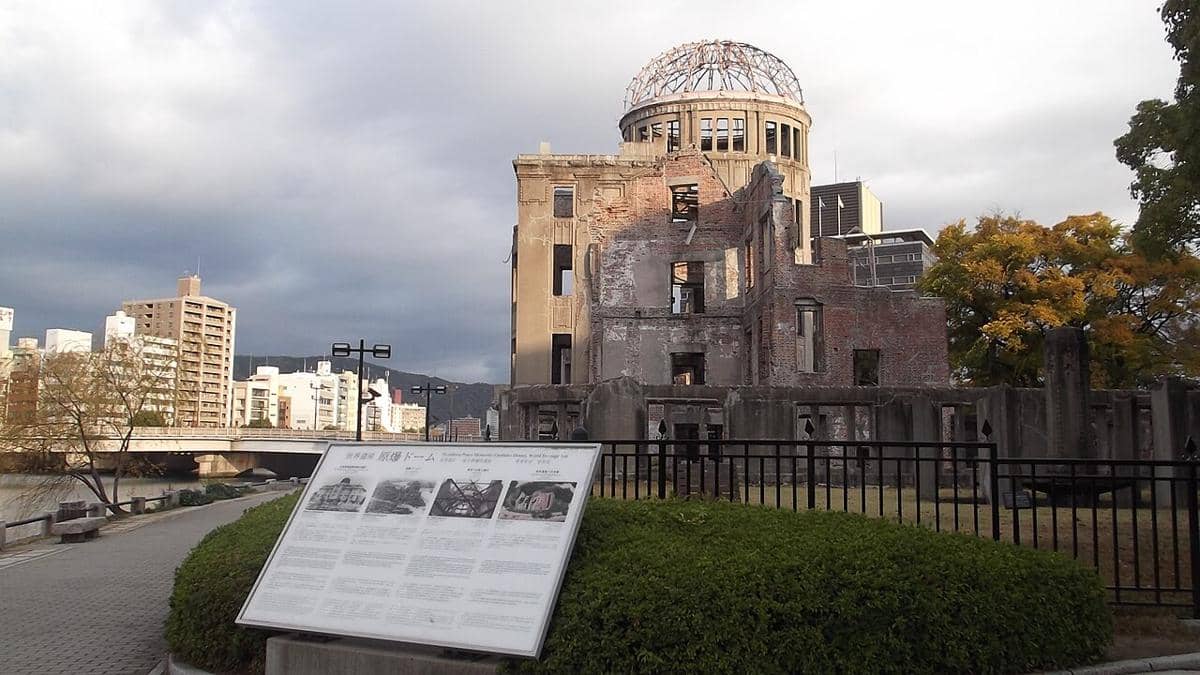 Monumen Perdamaian Hiroshima, yang juga dikenal sebagai Kubah Bom Atom, yang terletak di Hiroshima, Jepang.