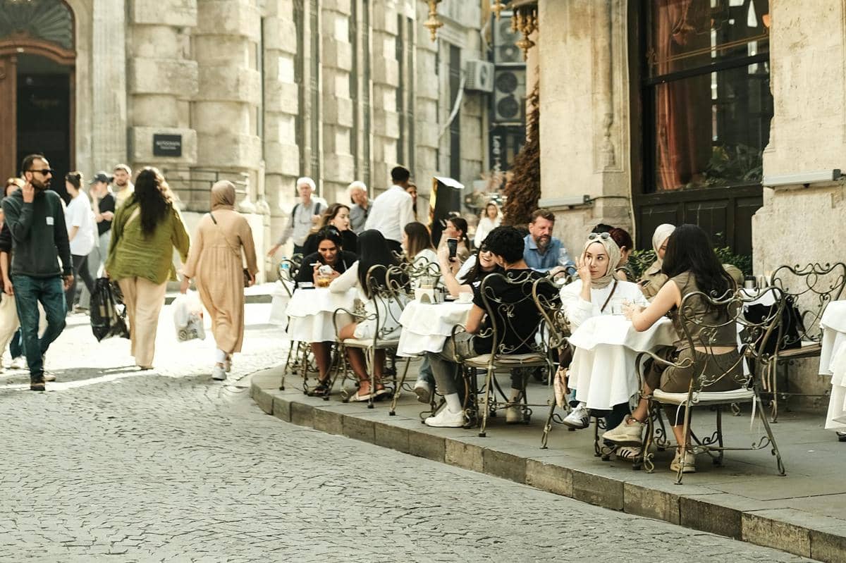 ilustrasi orang nongkrong di tengah keramaian